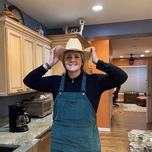 Meet your Posher, Aine